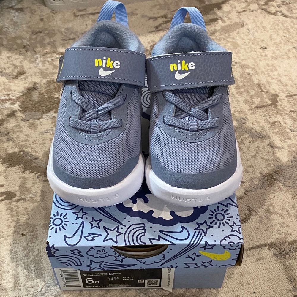 NiB Nike Team Hustle Dream Shoe Sz 6C